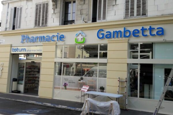 Fabrication d'une enseigne led pour la pharmacie Gambetta à Toulouse et Cannes