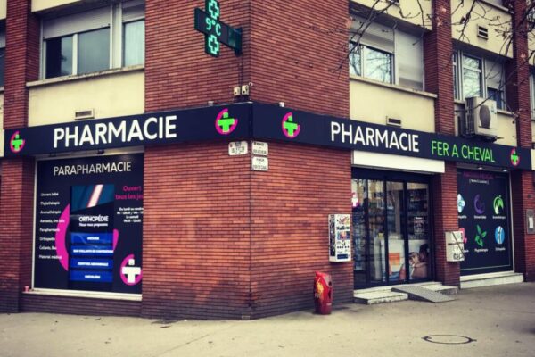 Enseigne lumineuse led Toulouse signalétique pharmacie et marquage vitrine