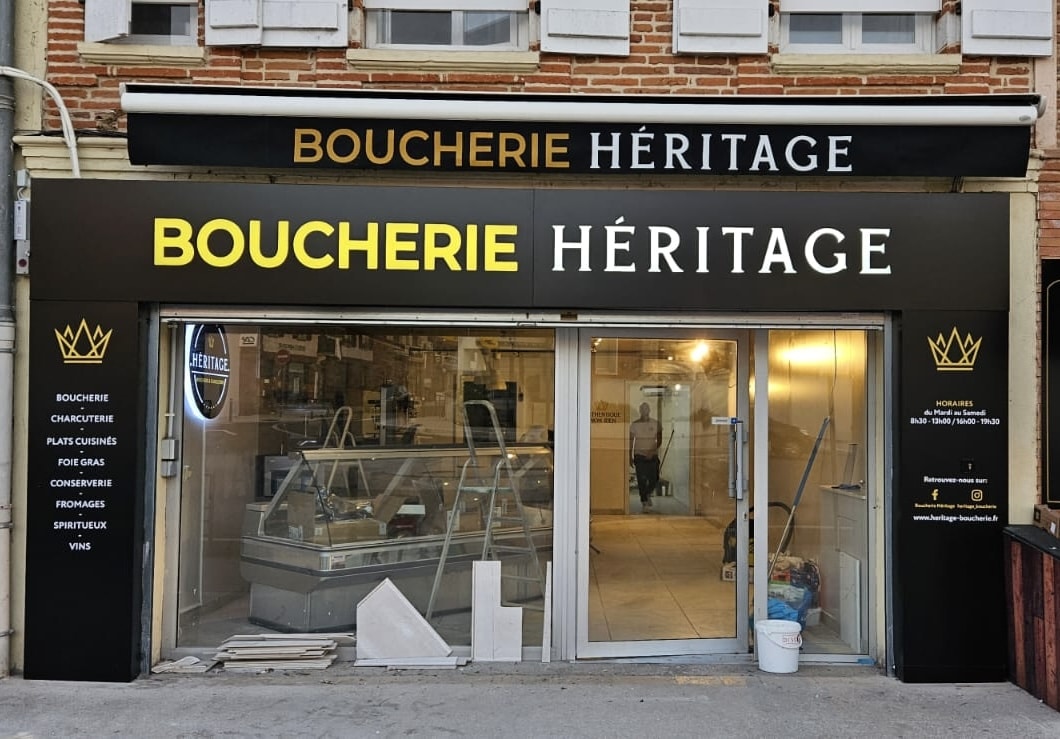 Façade de la boucherie Héritage à Toulouse avec enseigne lumineuse et habillage de devanture