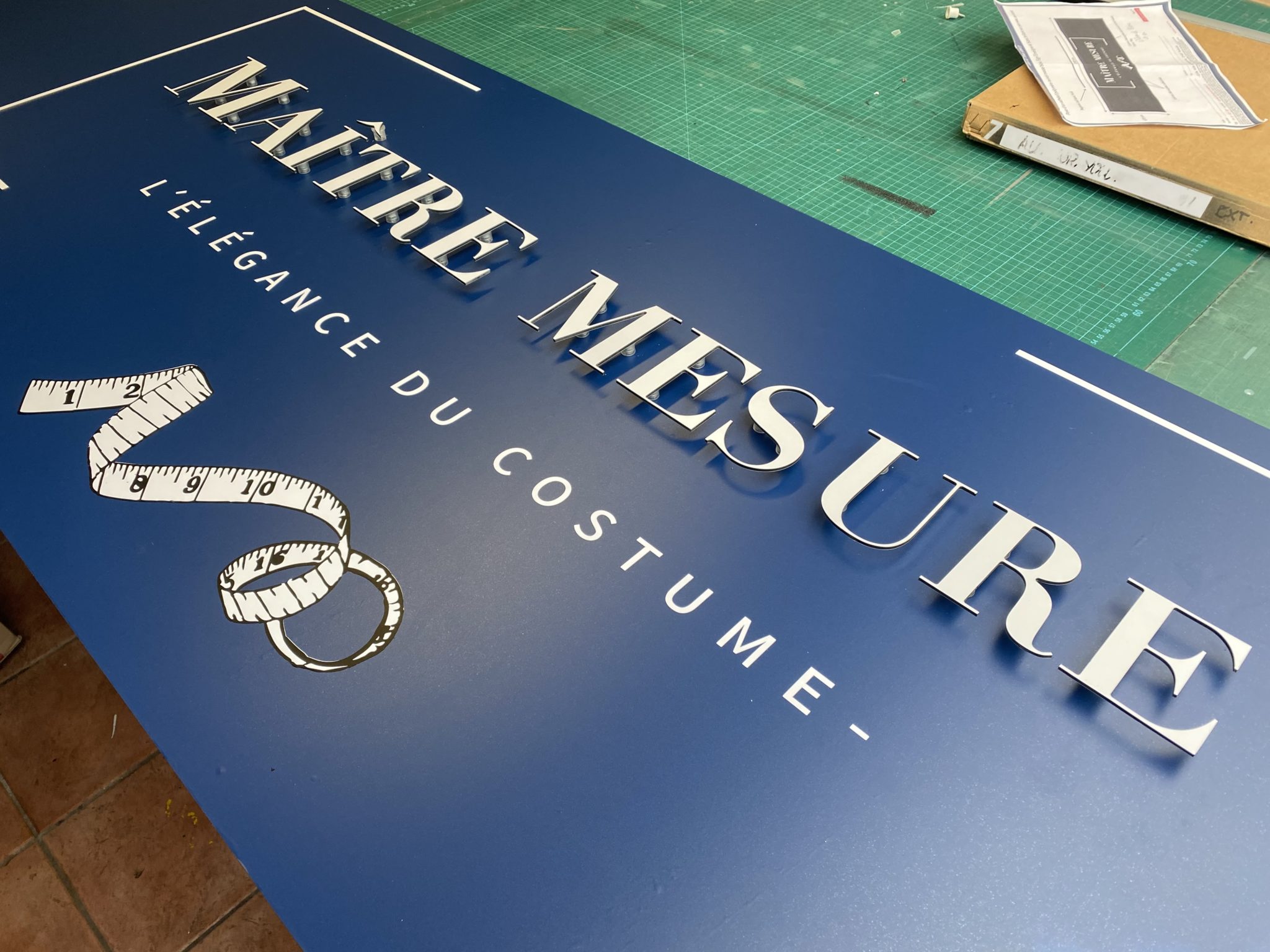 Fabrication d’enseigne en lettres découpées pour atelier de couture à Toulouse