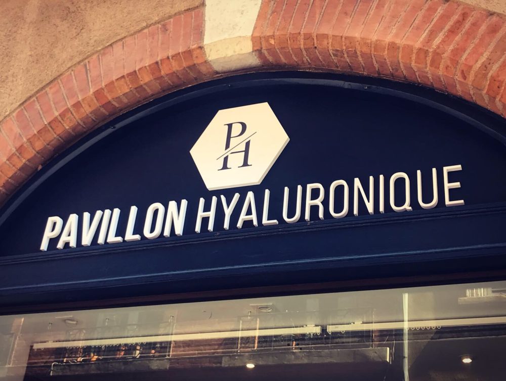 Enseigne en lettres découpées pour centre esthétique Pavilion Hyaluronique à Toulouse