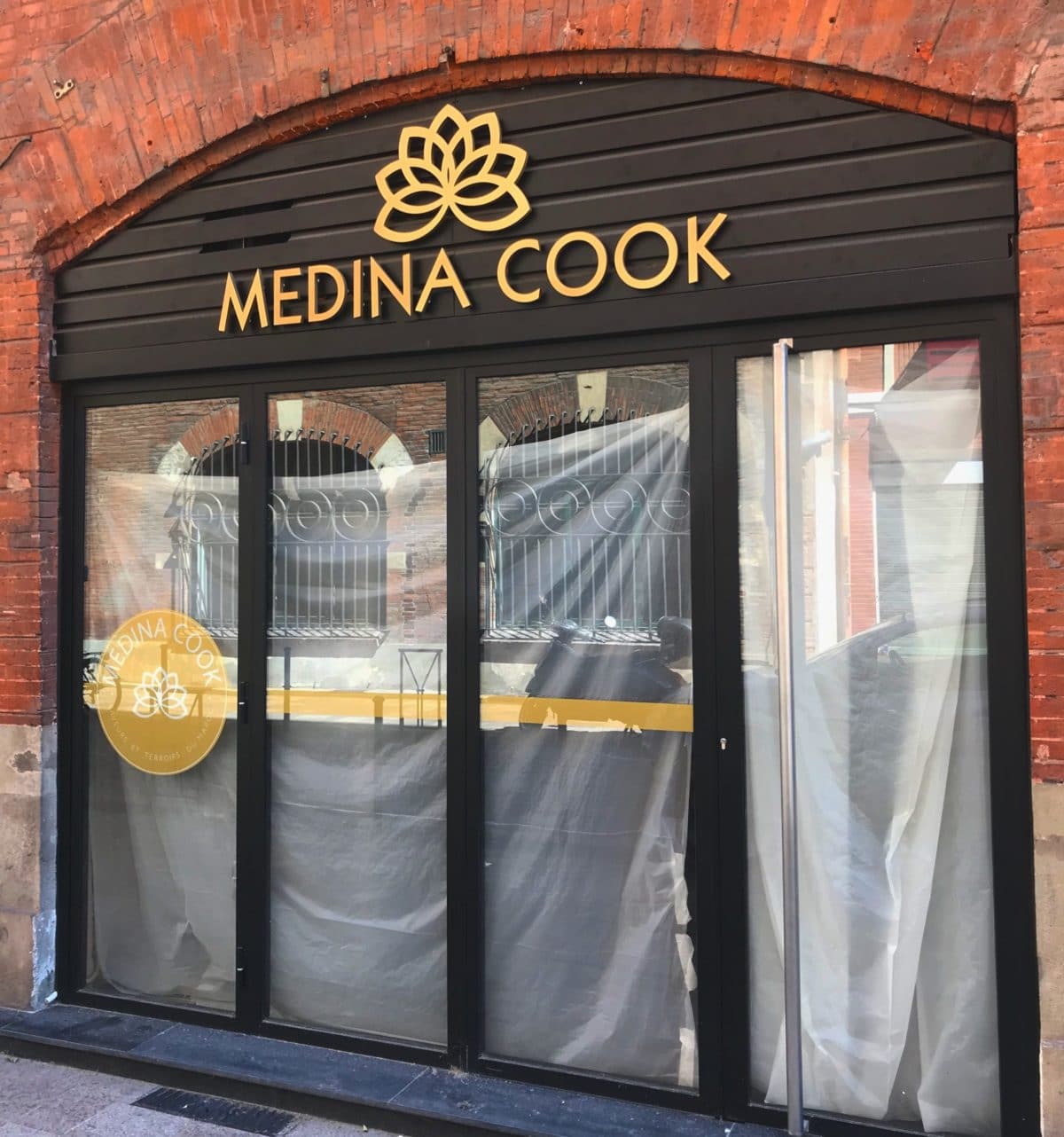 Enseigne en lettres découpées pour le restaurant Medina Cook à Toulouse