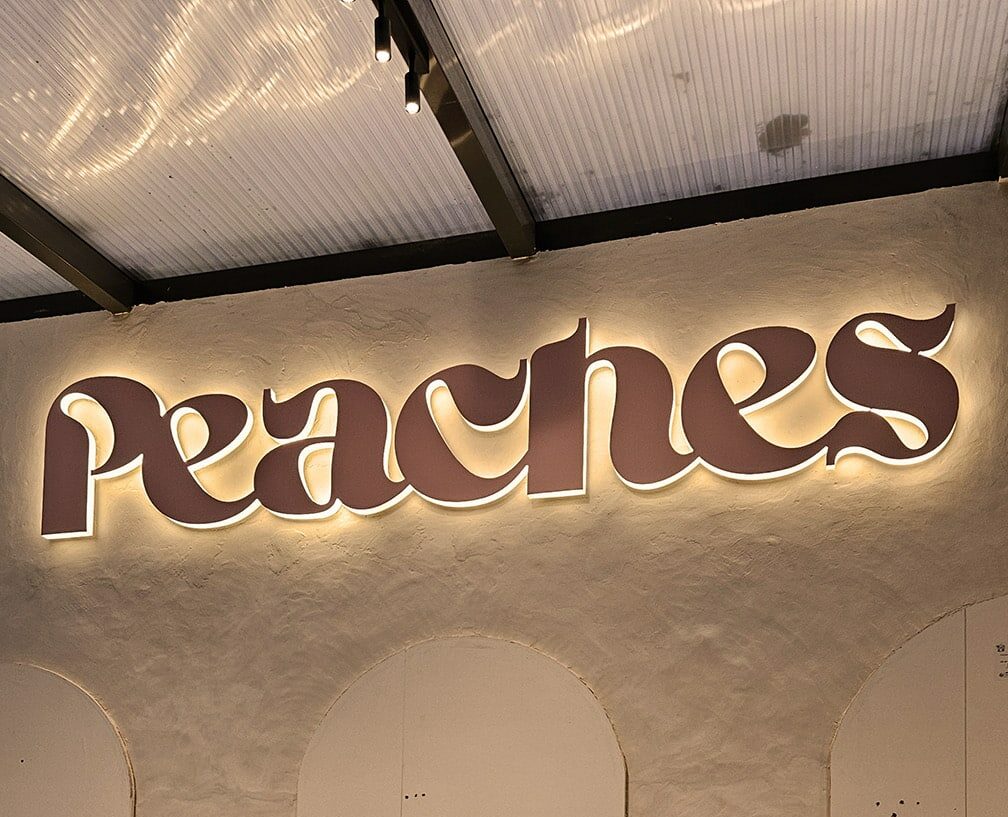 Enseigne-lumineuse-PEACHES-e1736517355164