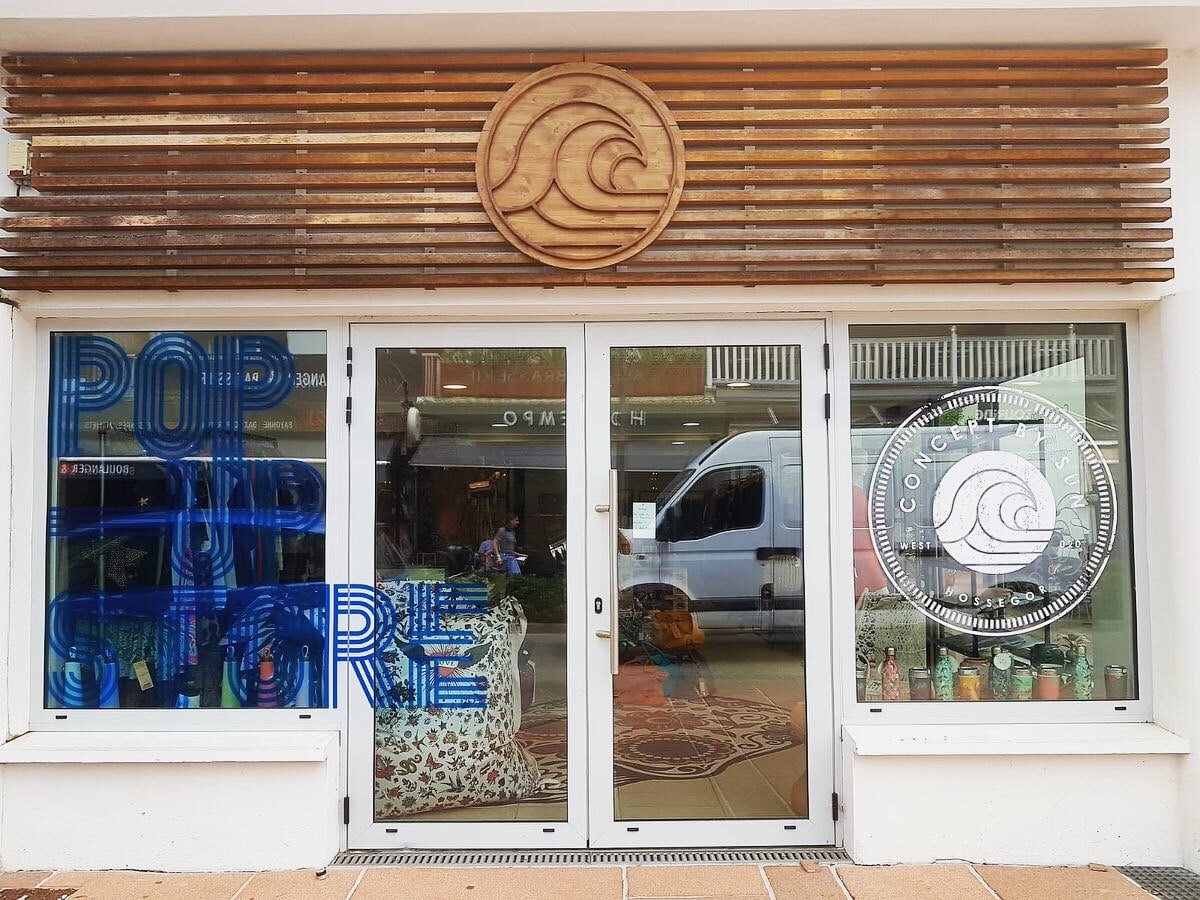 Enseigne en bois pour commerce avec vitrophanie à Toulouse