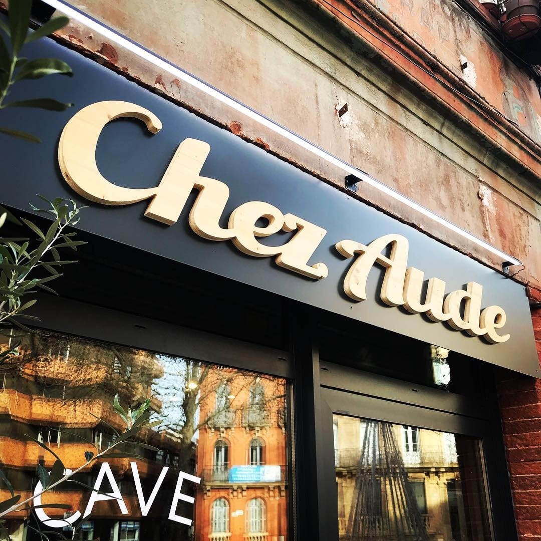 Enseigne en lettres découpées pour le restaurant Chez Aude à Toulouse