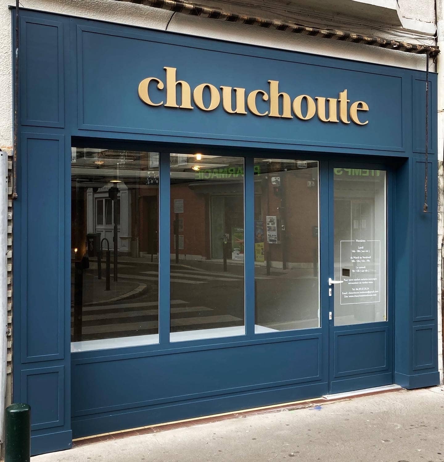 Enseigne en lettres découpées dorées pour le commerce Chouchoute à Toulouse