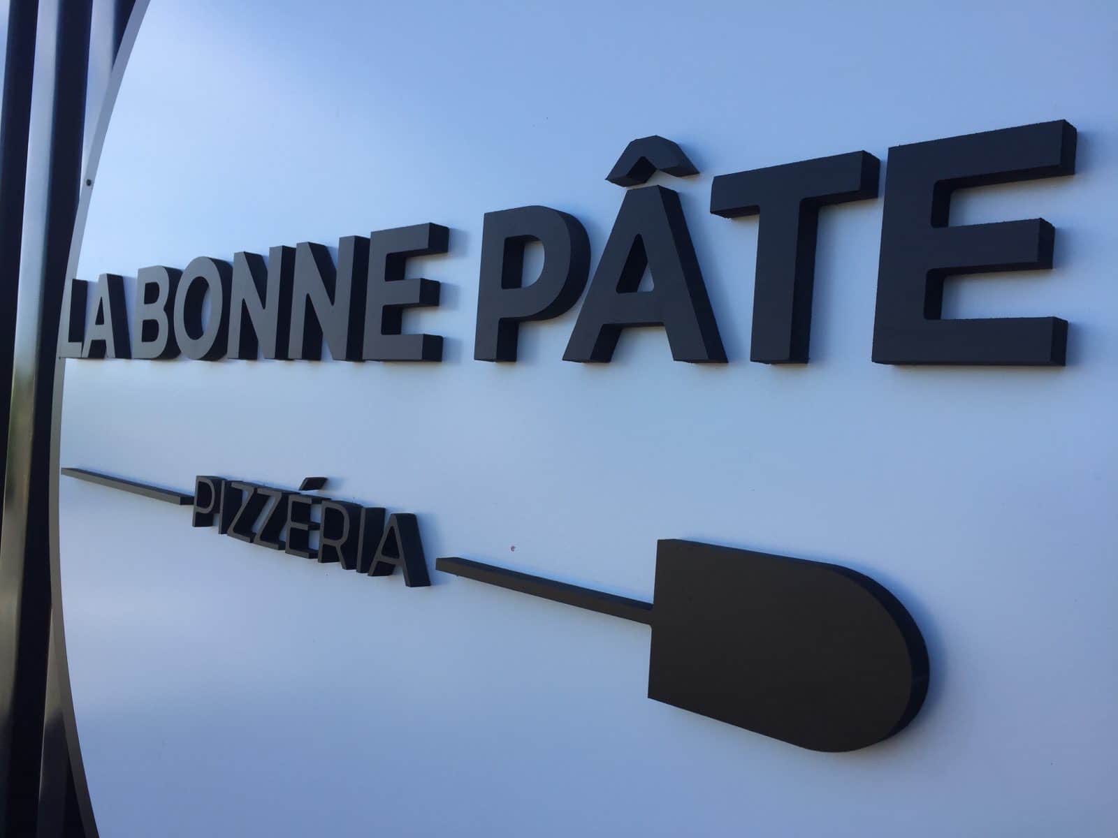 Enseigne en lettres découpées noires pour la pizzeria La Bonne Pâte à Toulouse