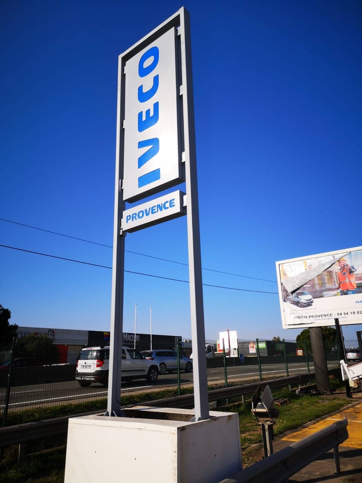 Fabricant-enseigne-lumineuse-Toulouse-totem-1