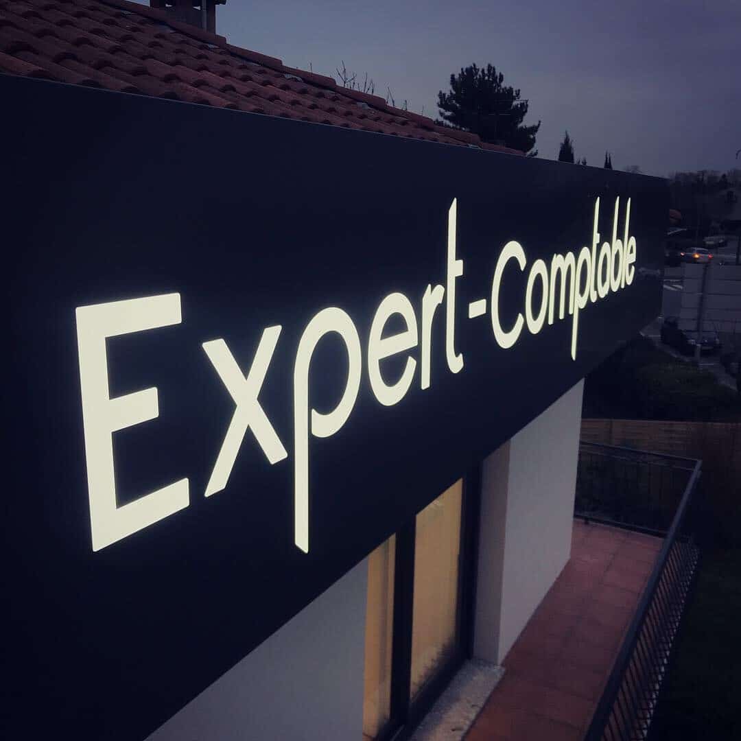 Enseigne lumineuse CMB Expert-Comptable installée en toiture de nuit