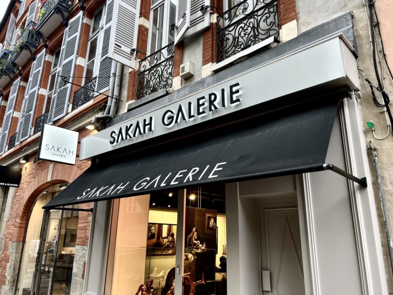 Façade de la boutique SAKAH GALERIE avec enseigne aluminium et store banne personnalisé noir