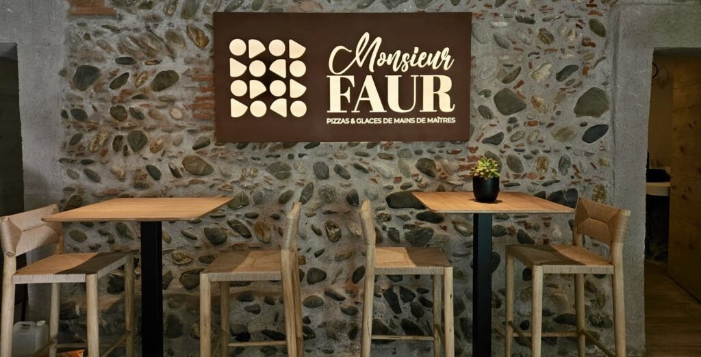 Enseigne lumineuse et signalétique restaurant Monsieur Faur