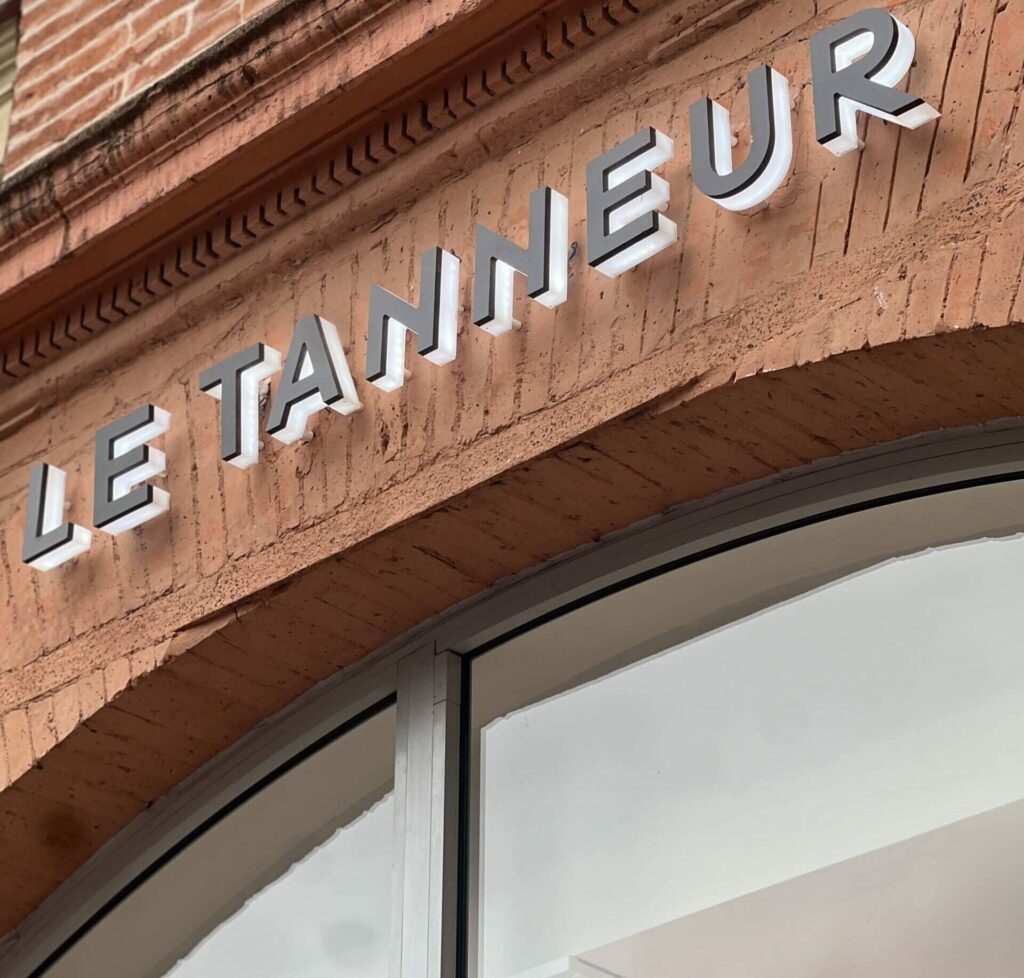 Enseigne lumineuse et signalétique concession automobile