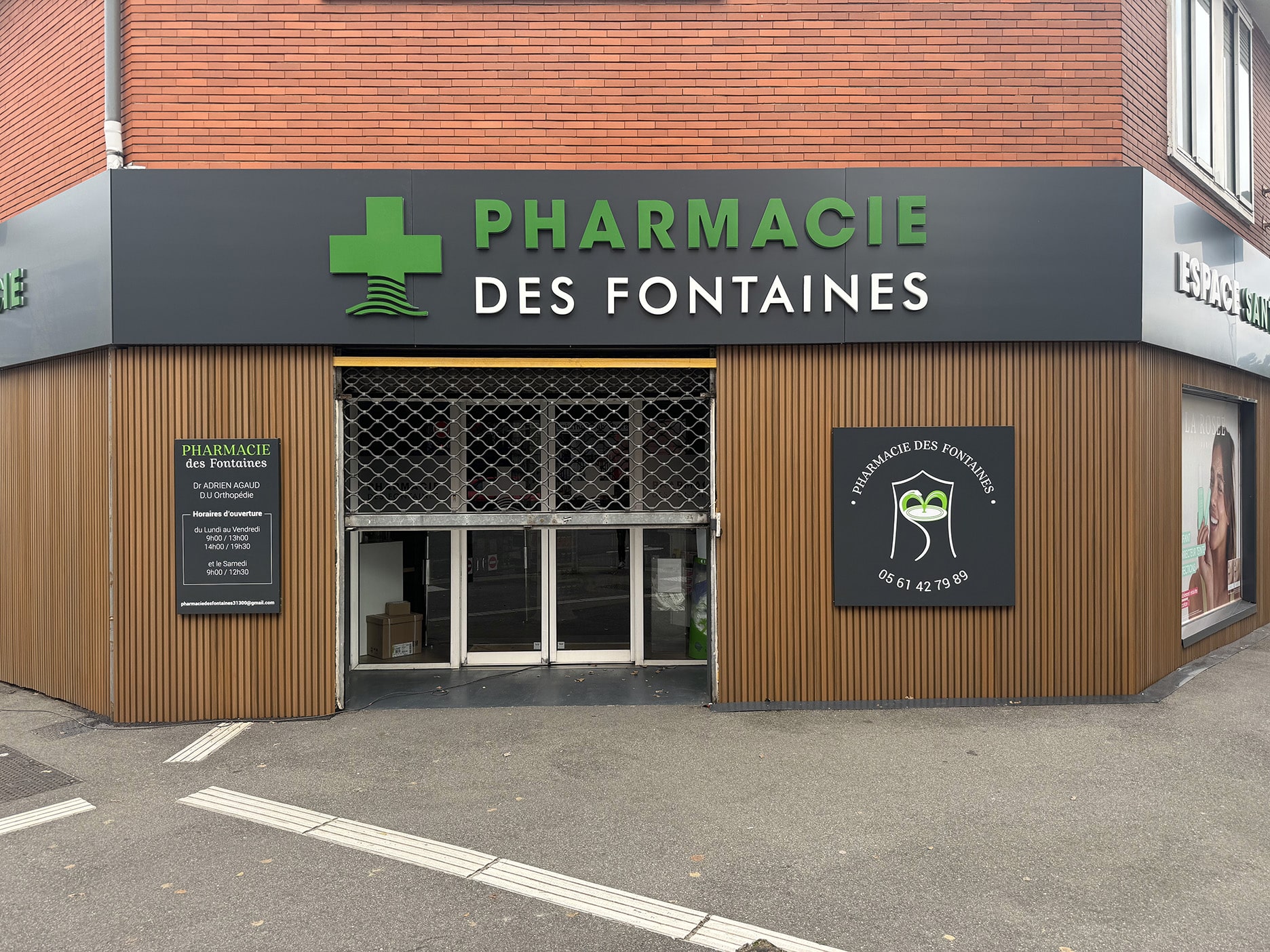 Fabricant enseigne lumineuse pharmacie Toulouse. Réalisation d'enseignes lumineuses, habillage façade et croix de pharmacie à Toulouse.