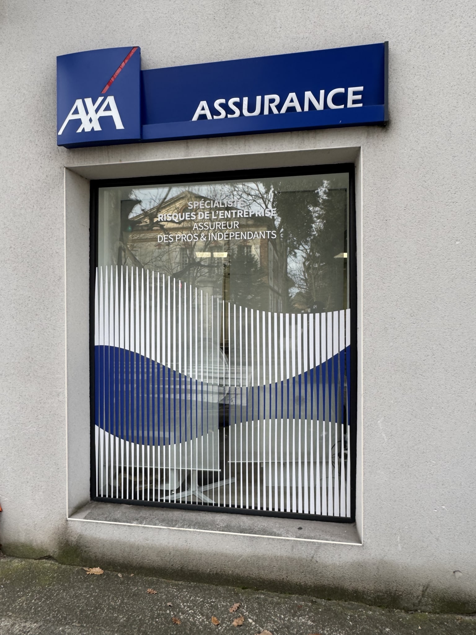Flocage vitrine agence AXA avec marquage adhésif graphique bleu et blanc