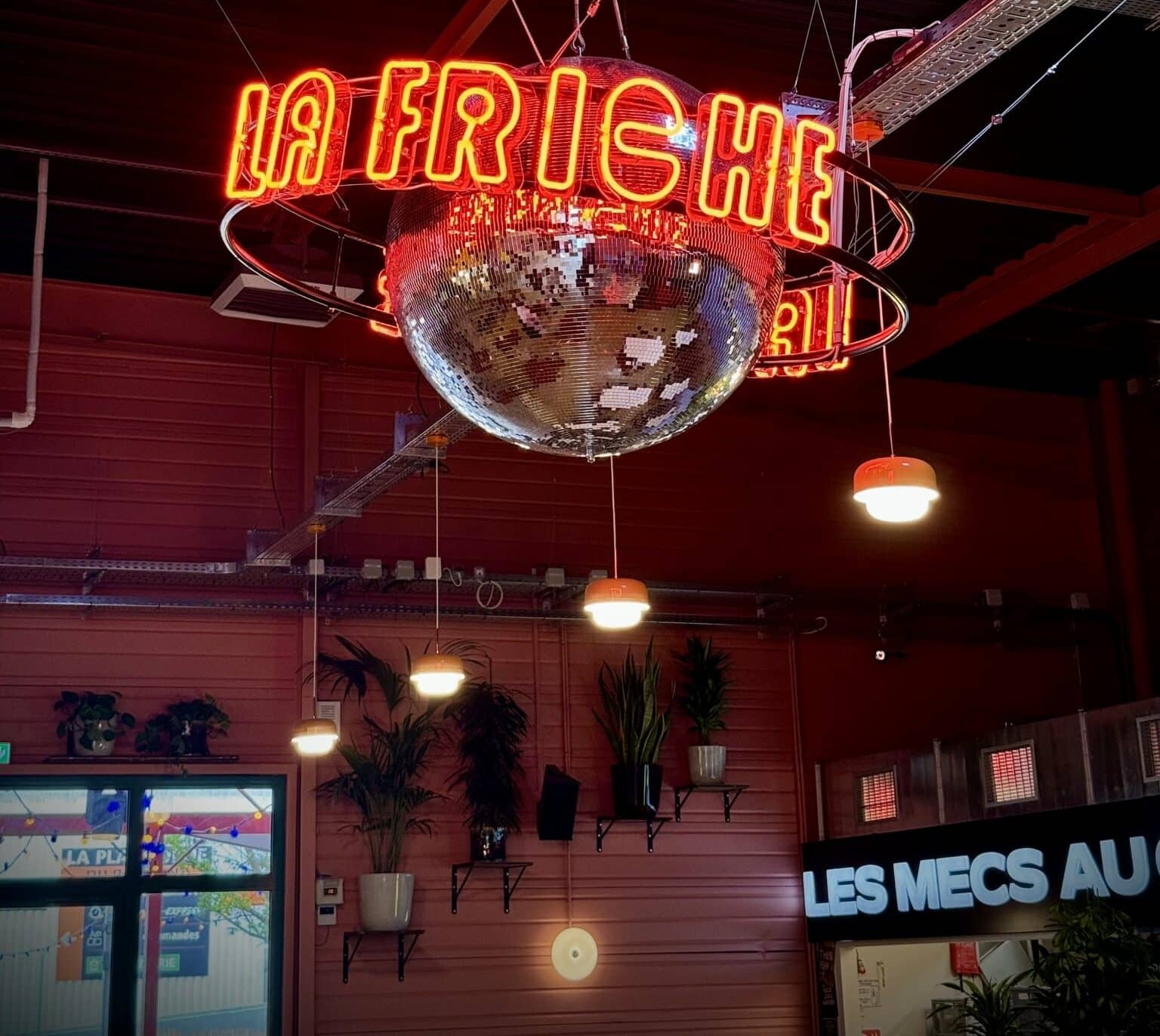 Enseigne lumineuse et habillage façade bois pour le restaurant La Friche à Toulouse. Enseigne publicitaire sur mesure.