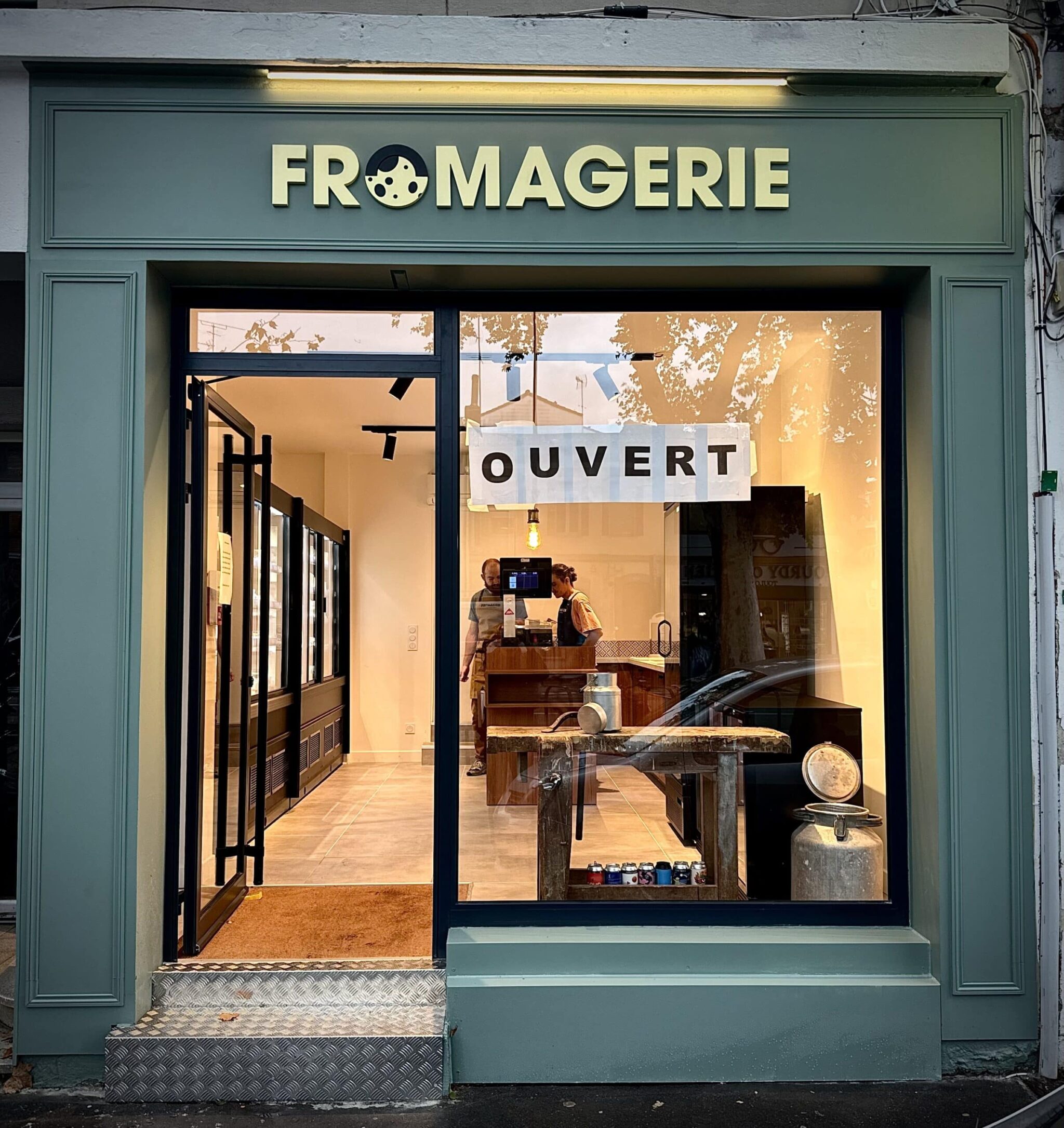 Enseigne lumineuse et habillage façade bois Toulouse pour la fromagerie Fromage et création. Enseigne lumineuse Led et devanture bois.