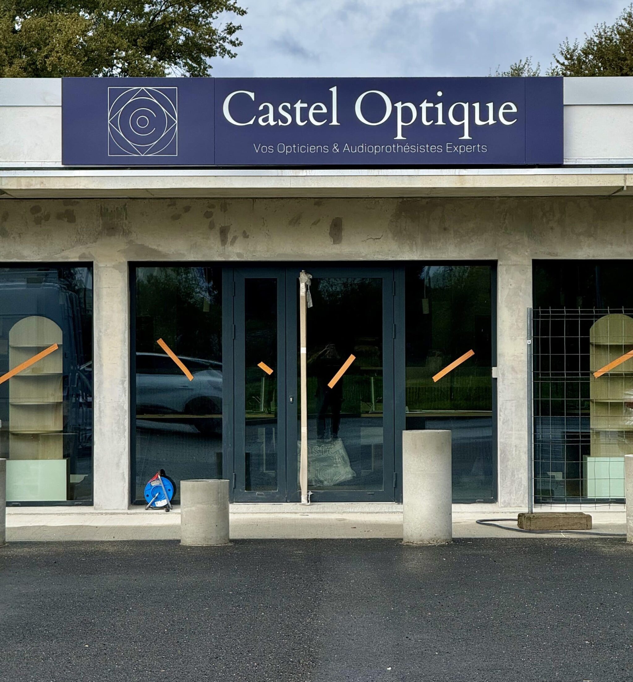 Enseigne lumineuse opticien Toulouse Castel Optique. Enseigne lumineuse et signalétique intérieure sur mesure pour le centre Castel Optique.