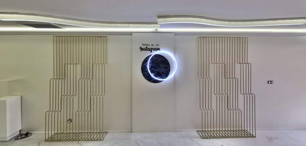 Enseigne lumineuse et décoration intérieure