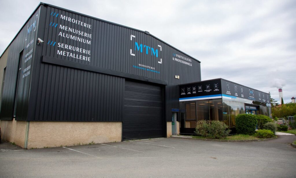 Enseigne lettres découpées miroiterie