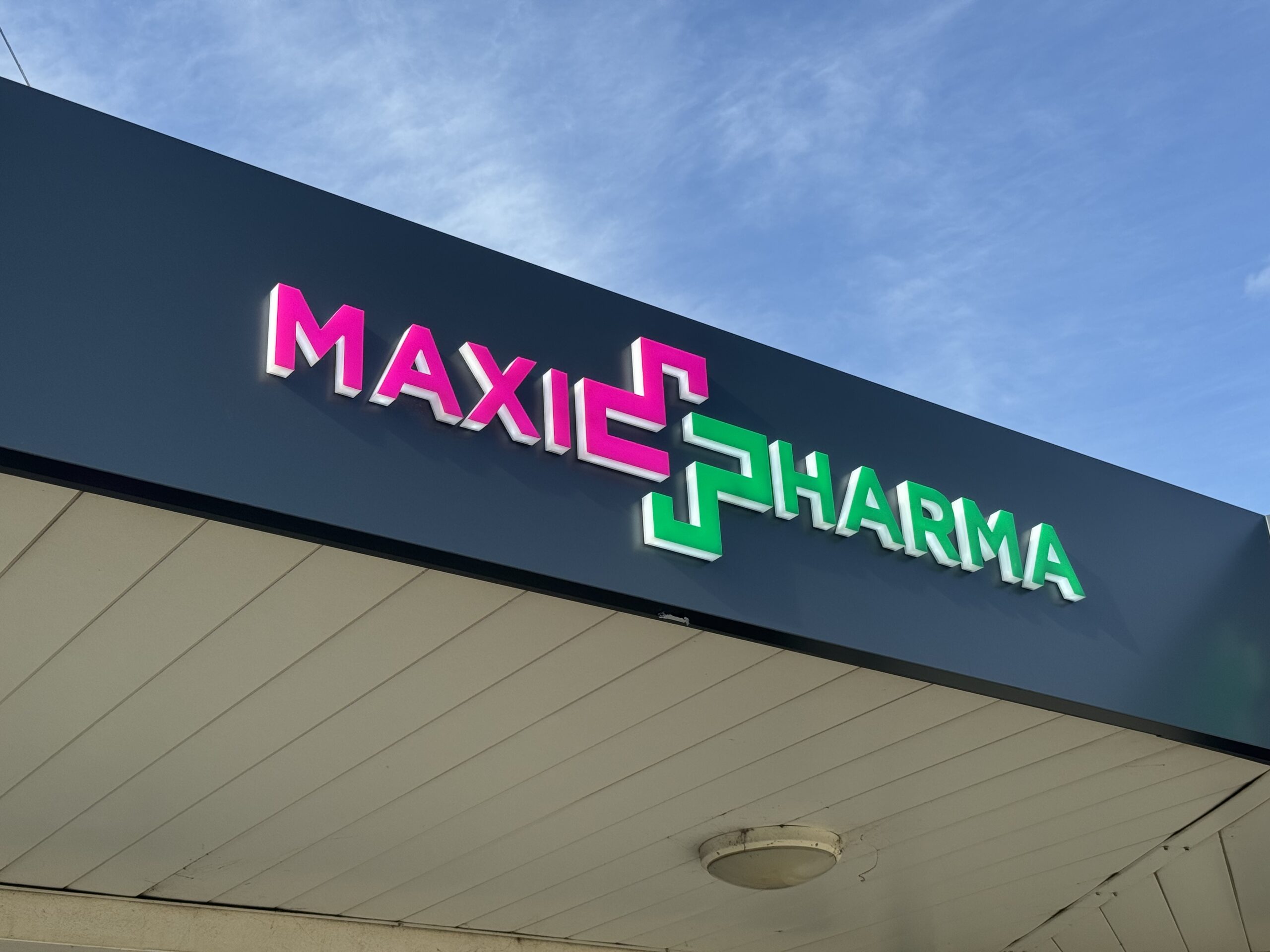Enseigne lumineuse MAXI PHARMA à Toulouse avec lettres en relief LED et croix de pharmacie bicolore
