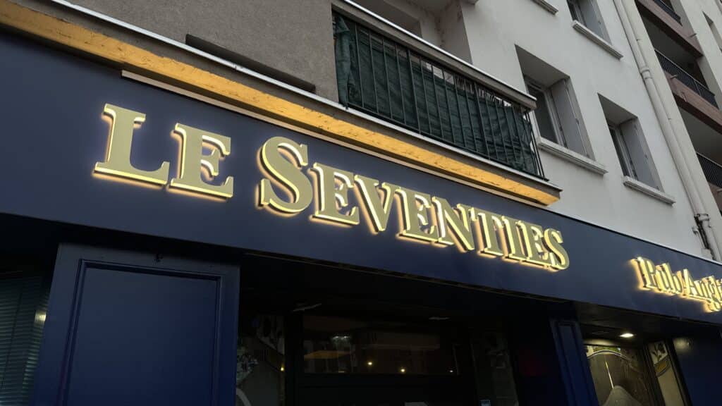 Habillage façade et enseigne lumineuse du bar Le Seventies à Toulouse