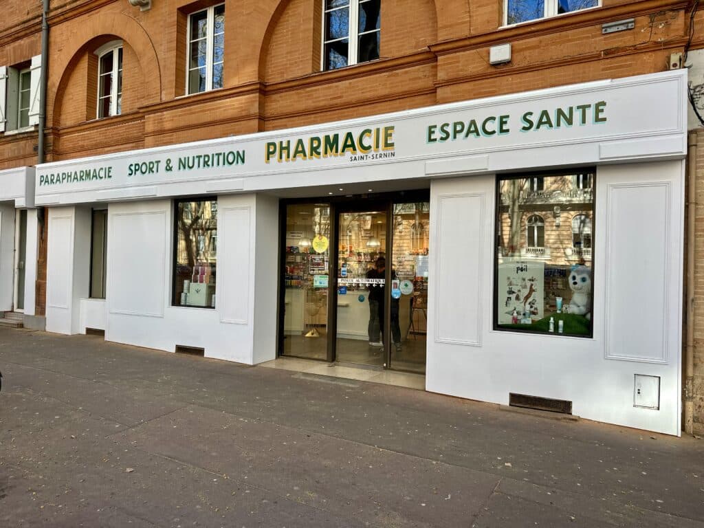 Habillage façade bois et enseigne pharmacie à Toulouse – Pharmacie Saint-Sernin