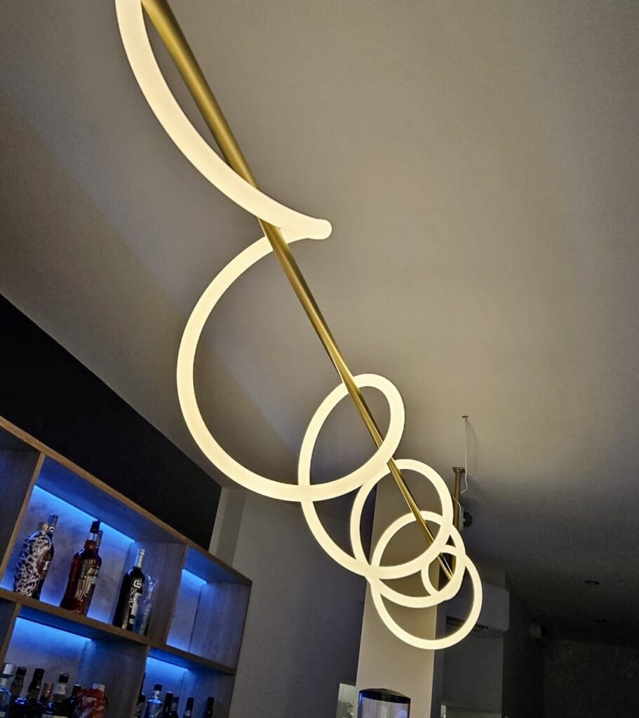 Éclairage design LED sur mesure réalisé par Sign'Enseigne à Toulouse
